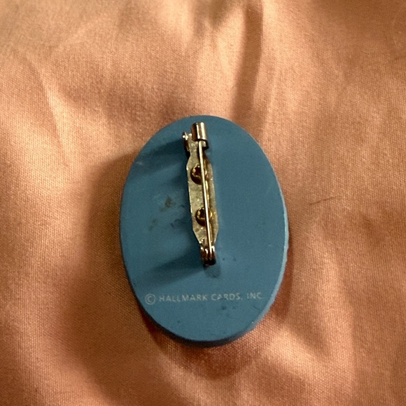 Hallmark Blue and White Cameo Brooch NWT - Picture 4 of 5
